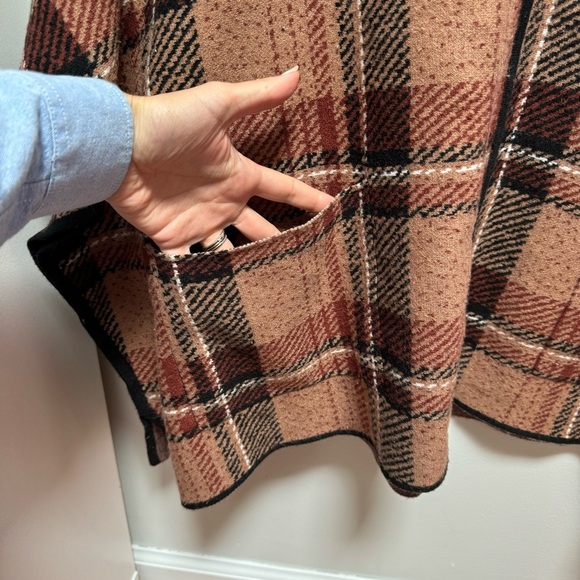Tahari Full Zip Up Cape Brown and Black Plaid Size L/XL - Picture 2 of 9
